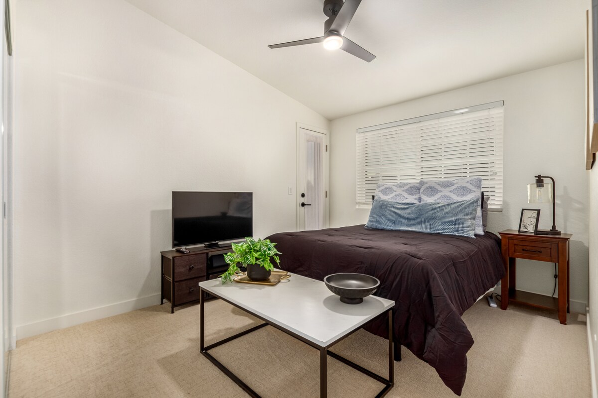 חדר שינה נעים עם מיטה נוחה ואווירה מרגיעה לשינה נינוחה בלילה.