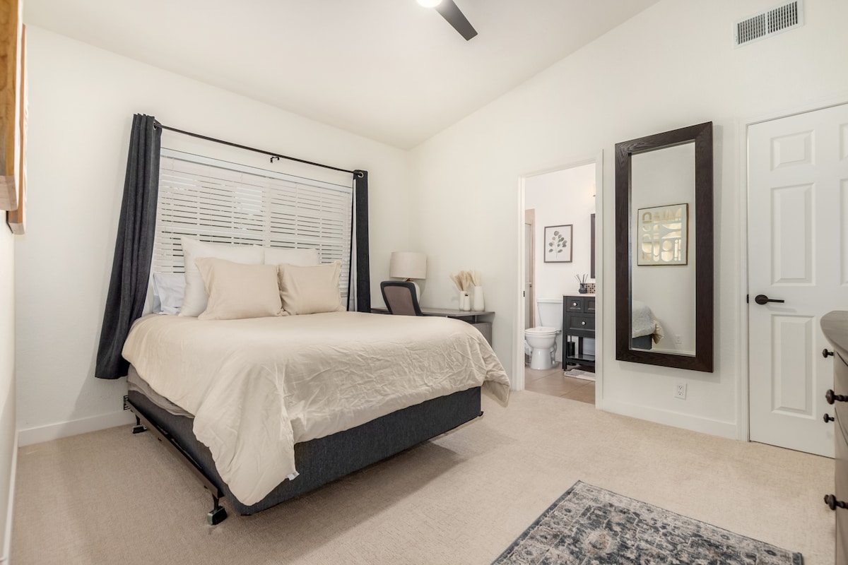 חדר שינה נעים עם מיטה נוחה ואווירה מרגיעה לשינה נינוחה בלילה.