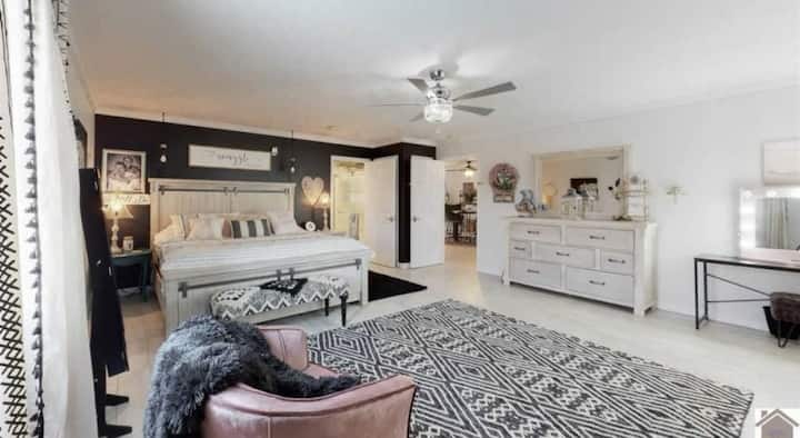 Огромна главна спална соба со брачен кревет (широк 150-179 см).  Собата има приватна бања и туш.  Машината за перење и сушење алишта се наоѓа во главната бања.  