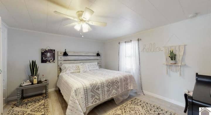 Брачна спална соба во втора спална соба.  Има доволно простор во плакарот и простор