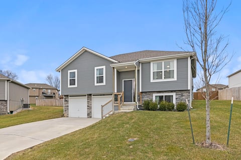 Stylish MidModern 3 Bed New Build - Upper Level/Pr