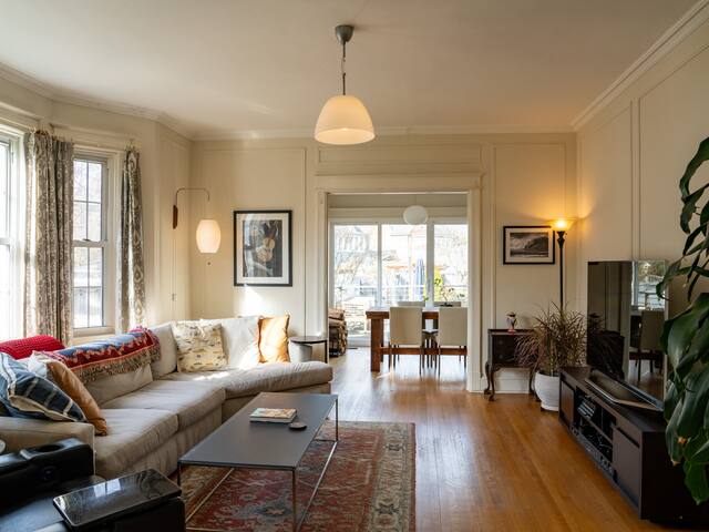 Spacious 4BR Crestwood NW Home w 40′ Pool gallery image 3