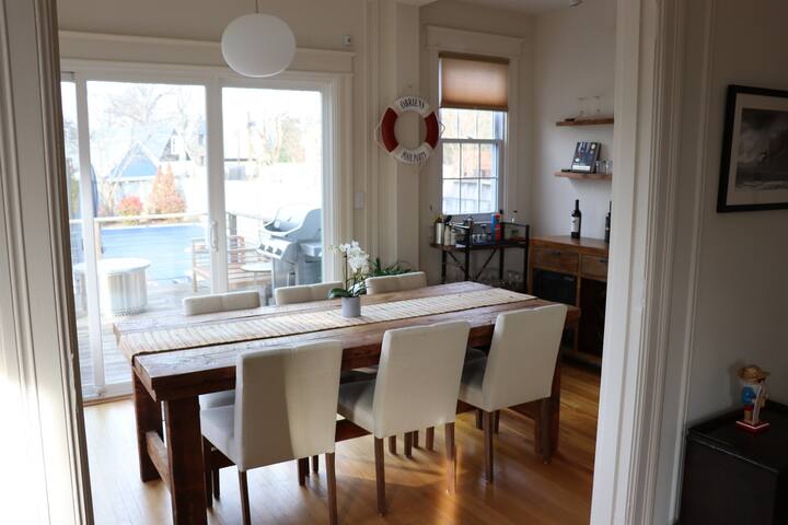 Spacious 4BR Crestwood NW Home w 40′ Pool gallery image 5