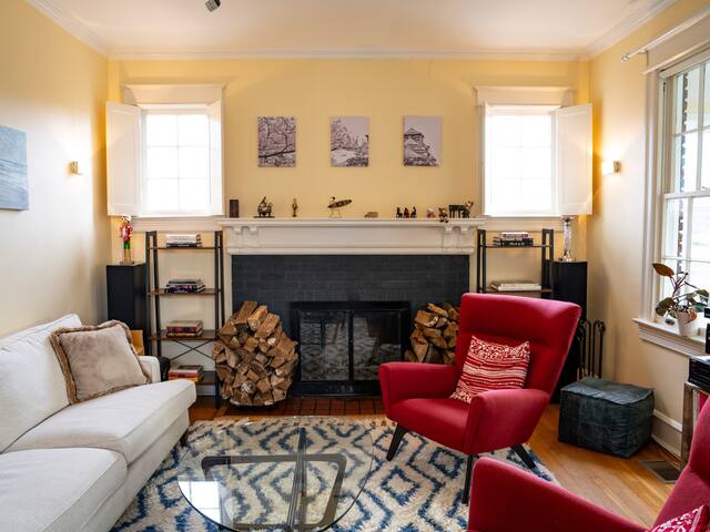 Spacious 4BR Crestwood NW Home w 40′ Pool gallery image 4