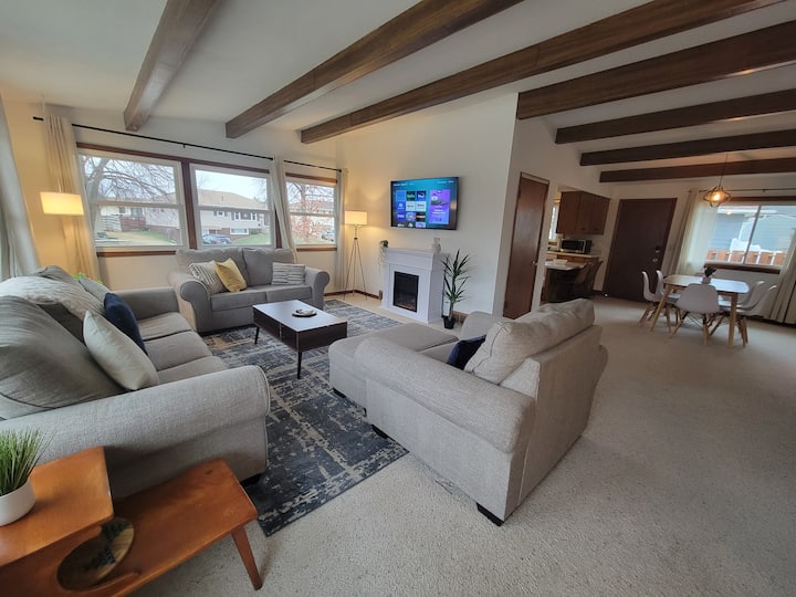 Sala de estar en la planta superior con TV inteligente y chimenea eléctrica