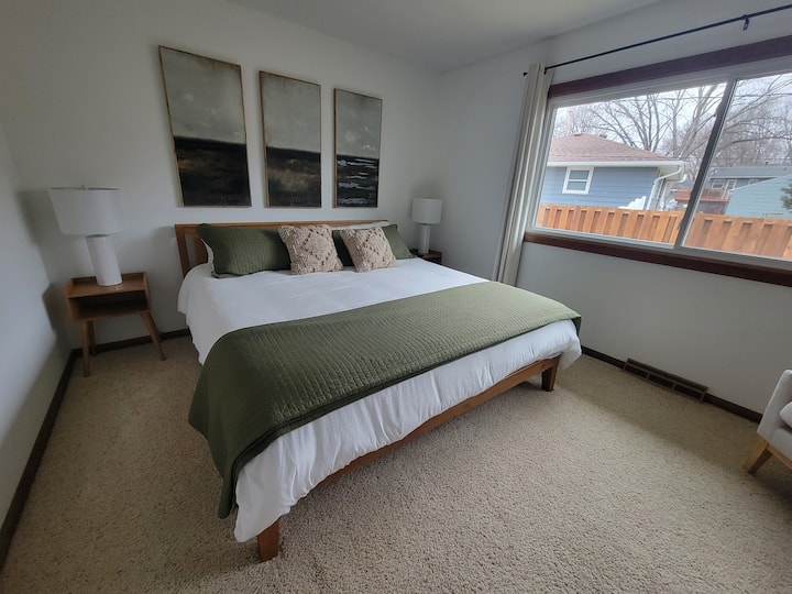 Dormitorio en la planta superior con TV inteligente y medio baño adjunto