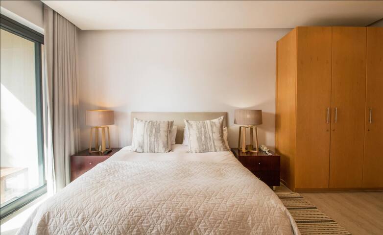 Exquisite 2-Bed waterfront living! gallery image 3