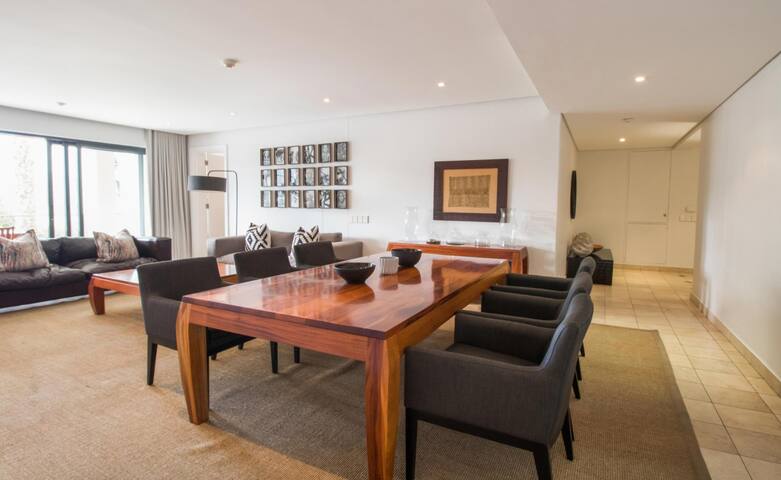 Exquisite 2-Bed waterfront living! gallery image 4