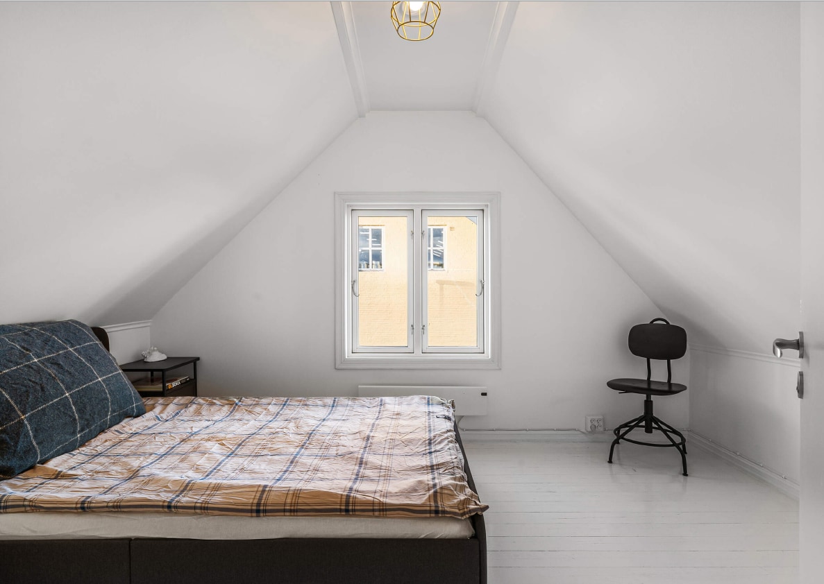 Ein Teil des Lofts ist als separates Schlafzimmer eingerichtet. Hier findest du ein 160 x 200 cm großes Bett- und Kleideraufbewahrung vor.