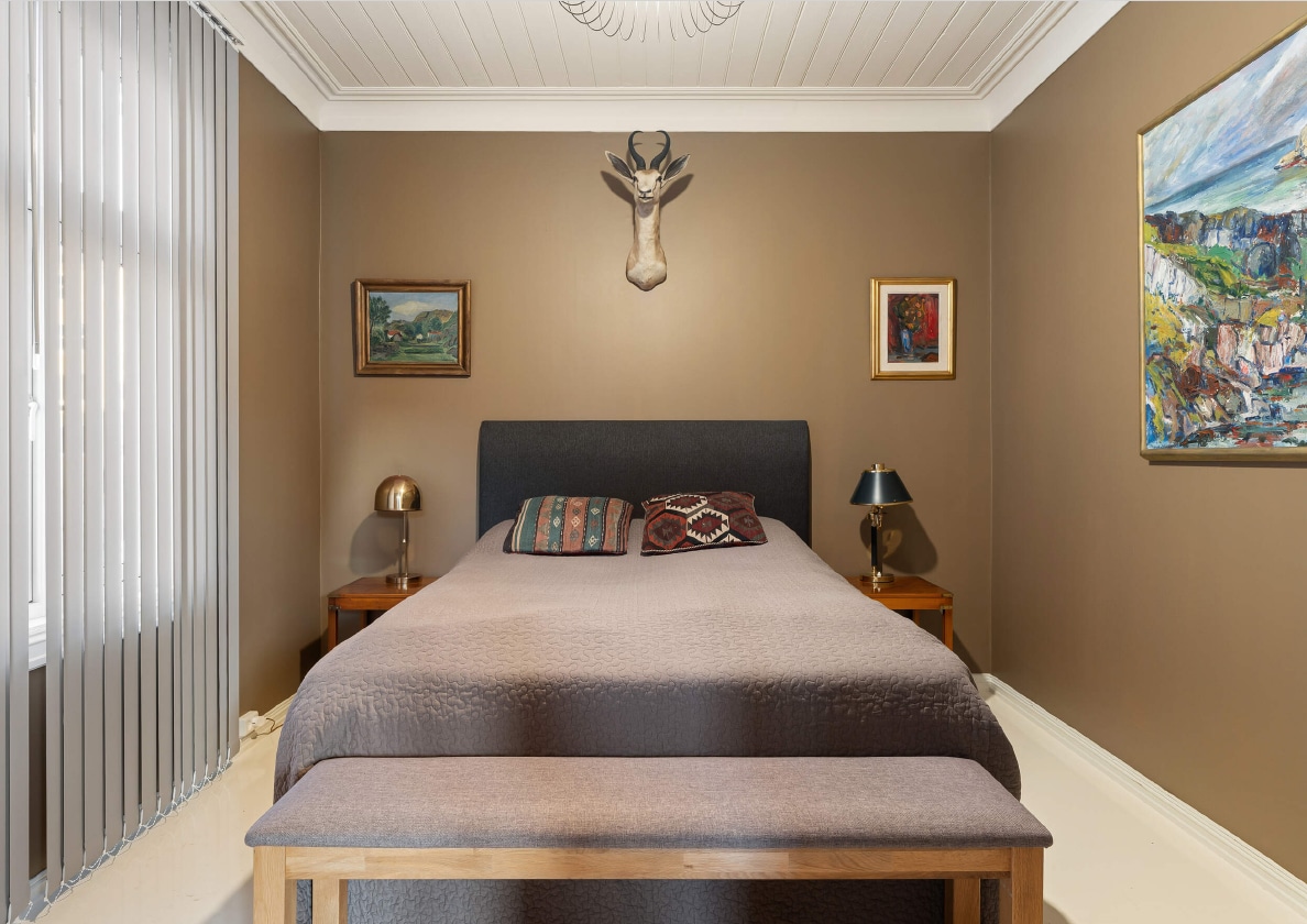 Das Hauptschlafzimmer in der Wohnung ist mit einem 180 x 200 cm großen Bett, Kleiderbügeln und Stauraum ausgestattet.