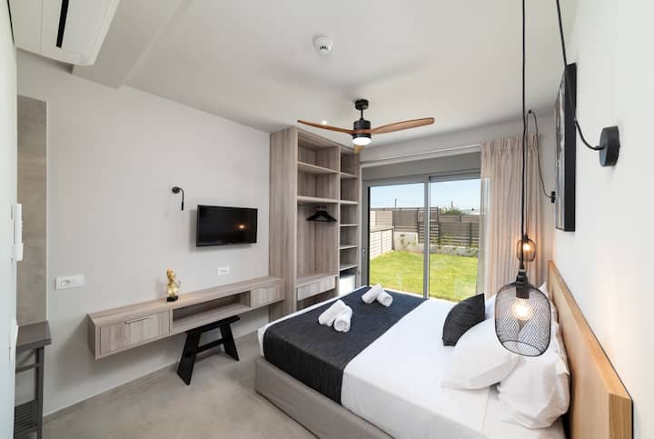 KS Alpha Villa (KS1) – 2. spavaća soba s dva jednostruka kreveta koji se mogu spojiti u jedan veliki bračni krevet i kupaonicom koja je povezana sa spavaćom sobom