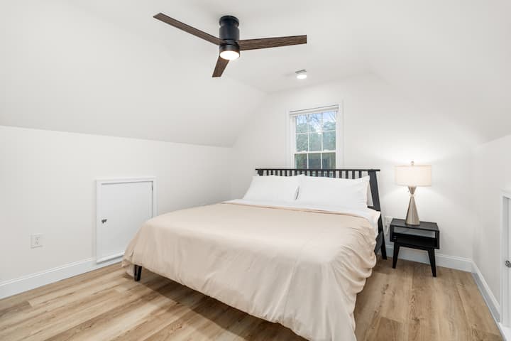 Manželská posteľ na poschodí s uzamykateľnými dverami v dolnej časti schodov, ktoré vám poskytnú súkromie. Máte vlastnú kúpeľňu s toaletou a vlastný inteligentný televízor.