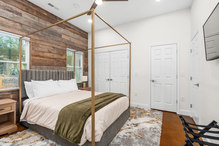 Hlavná spálňa s manželskou posteľou na prvom poschodí a vlastnou kúpeľňou. Zrekonštruovali sme pôvodné drevo zo stodoly z roku 1977, ktoré bolo z predchádzajúceho umeleckého štúdia.

V tejto spálni máte pekný priestor v skrini spolu s vlastným inteligentným televízorom.