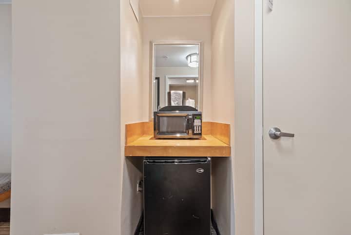 Private Hotel Room | Near Nyc & Ewr | Sleeps 4 - Staten Island, NY