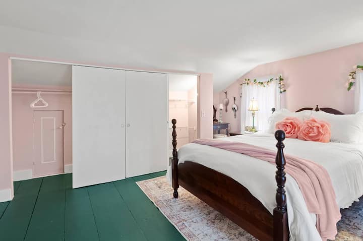 ️ Pumzika katika chumba kikuu cha kulala chenye ghorofa ya juu, chenye kitanda chenye starehe — mapumziko yako bora baada ya siku ya jasura ✨