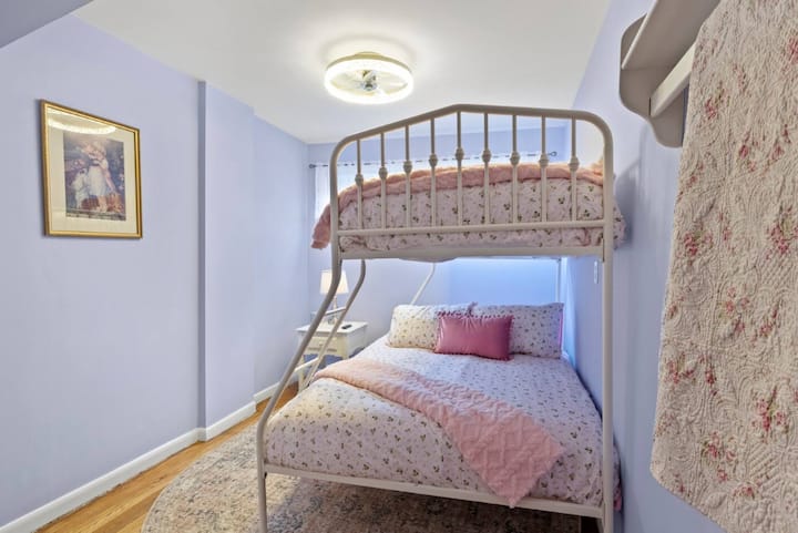  Chumba cha 3 cha kulala kinatoa starehe na mpangilio sawa na Chumba cha 2 cha kulala, chenye kitanda cha ghorofa chenye starehe — kizuri kwa familia, watoto, au makundi yanayosafiri pamoja 