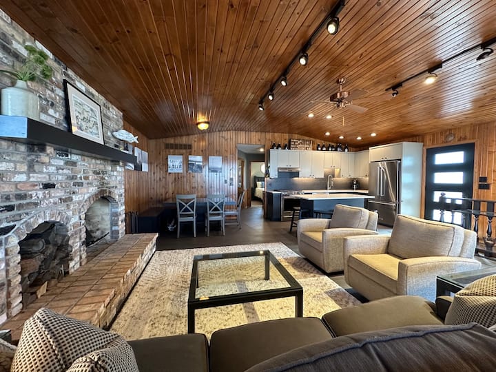 Lambert Lakeside Cottage - Clear Lake, IA