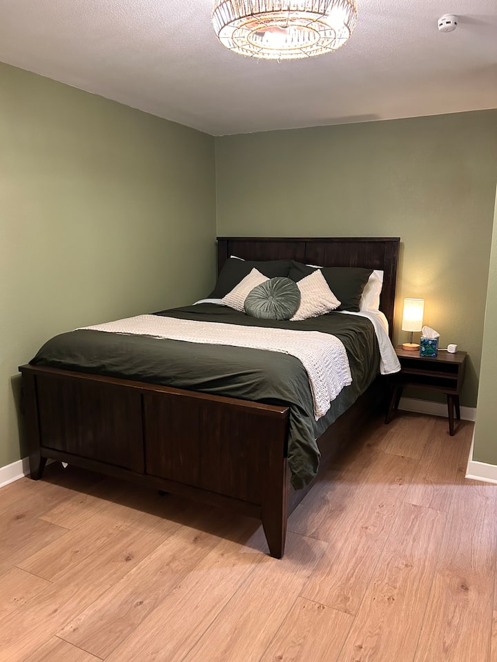 Nuestras habitaciones están equipadas con cómodas camas tamaño queen, ropa de cama suave, mantas y almohadas adicionales, mesitas de noche con lámparas táctiles y estaciones de carga, máquinas de ruido blanco, ventanas con persianas opacas, almacenamiento de ropa, portaequipajes y ventiladores de techo. 