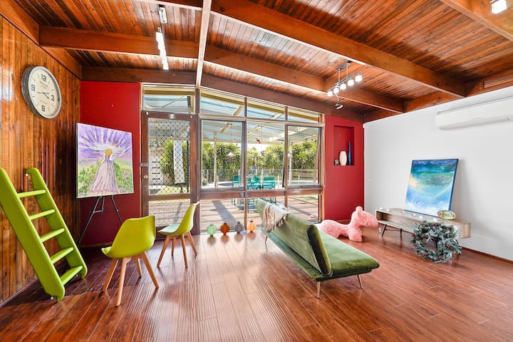 Prime Glen Huntly Beauty – 4BR Family Home w pool