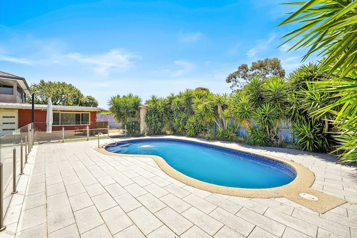 Prime Glen Huntly Beauty – 4BR Family Home w pool gallery image 4