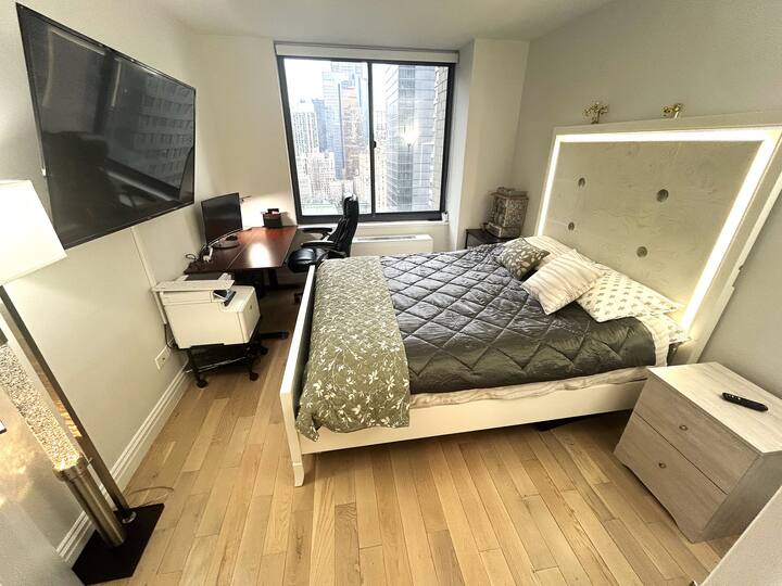ห้องนอน #2 มีเตียงควีนไซส์ที่สะดวกสบายโต๊ะทำงานและหน้าต่างบานใหญ่พร้อมวิวที่น่าตื่นตาตื่นใจของมิดทาวน์แมนแฮตตัน 