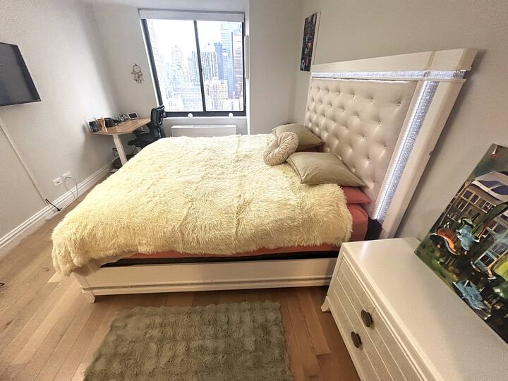 ห้องนอนใหญ่มีเตียงคิงไซส์ที่สะดวกสบายห้องน้ำในตัวเต็มรูปแบบโต๊ะทำงานตู้เสื้อผ้าและตู้ลิ้นชักขนาดใหญ่สมาร์ททีวีและหน้าต่างบานใหญ่ที่ให้แสงธรรมชาติที่ยอดเยี่ยมและวิวที่สวยงามของมิดทาวน์แมนแฮตตัน