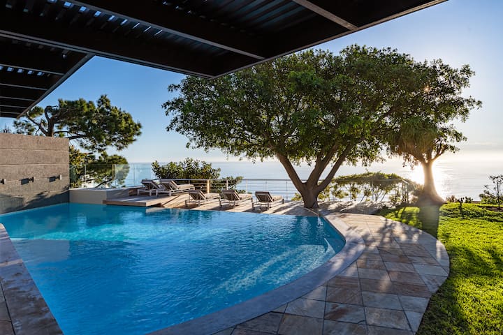 CampsBayDreamVilla: pool, jacuzzi, Gym, sea views