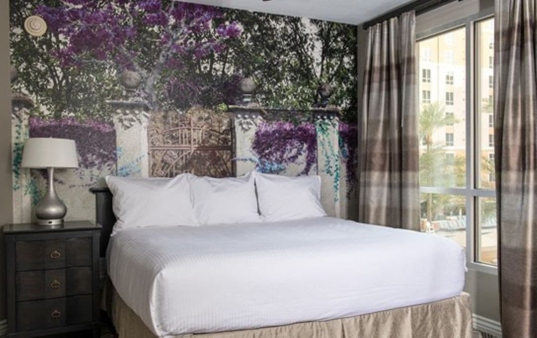 Krevat "Plush King" me shtroja krevati premium. Përfshin gjithashtu kasafortën në dhomë. 