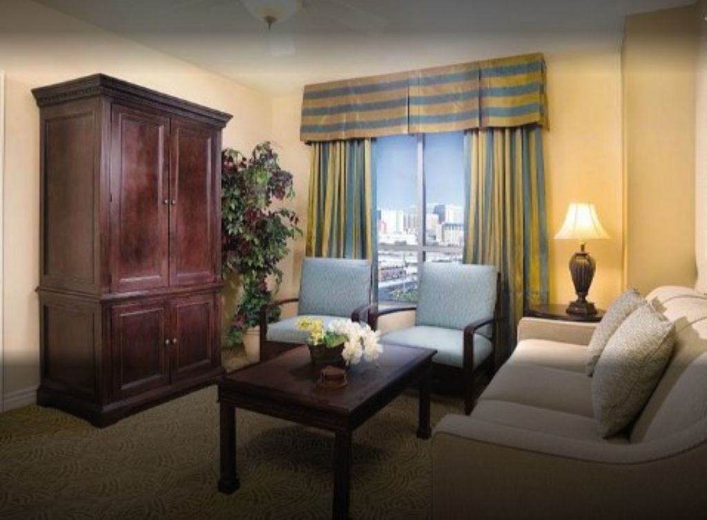 Ambient i bollshëm ndenjjeje për t 'u çlodhur pas një dite të gjatë në qytet. Divan i rehatshëm për hapësirë shtesë për fjetje, televizor me ekran të sheshtë dhe kanale kabllore.