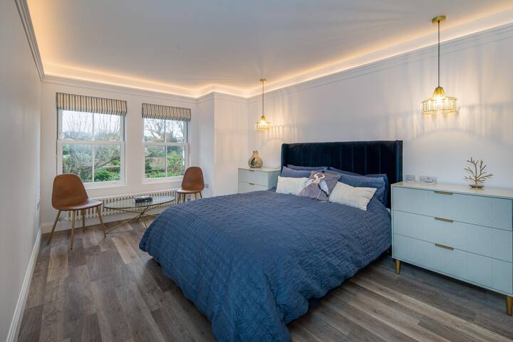 חדר שינה ראשי בגודל קרוב