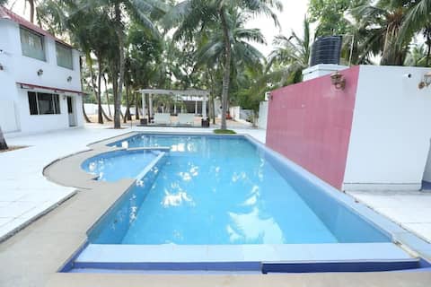 Flona Cottage: Pool, Cozy Rooms, Parking (ECR)
