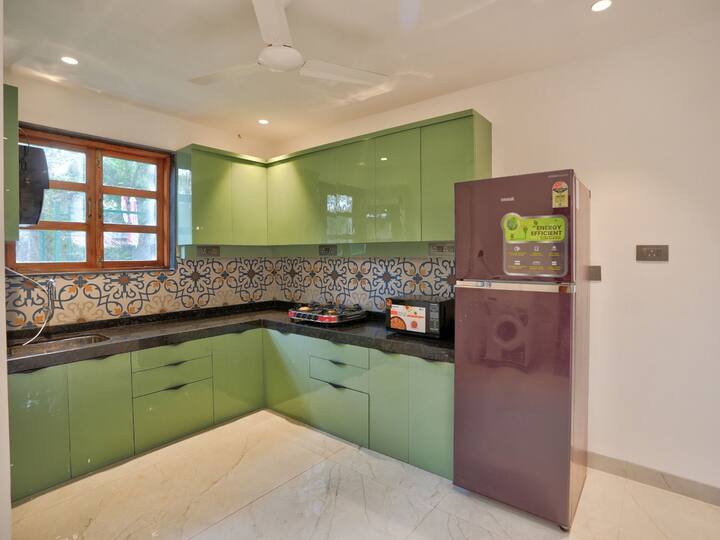 Full kitchen image 2