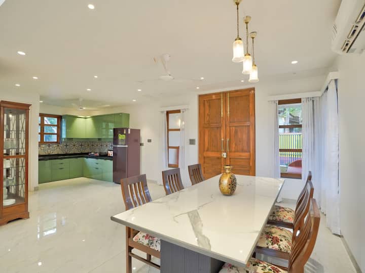 Dining area image 1