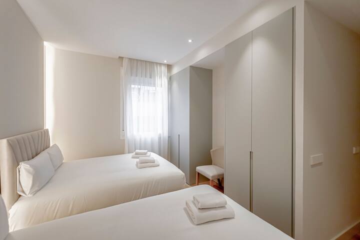 Stylish 5BR Flat w/ terrace gallery image 4