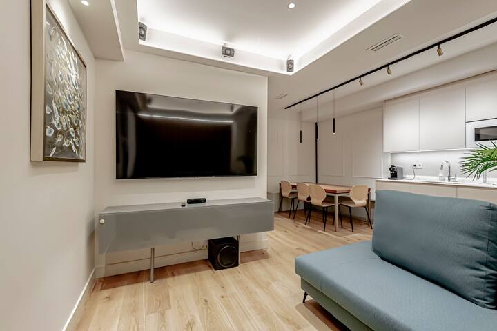 Stylish 5BR Flat w/ terrace gallery image 5