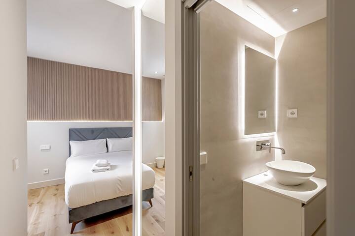 Stylish 5BR Flat w/ terrace gallery image 3