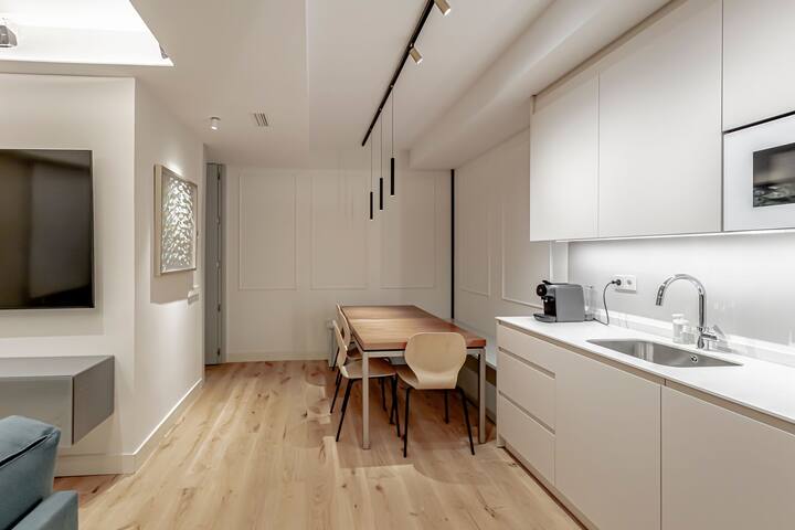 Stylish 5BR Flat w/ terrace gallery image 2