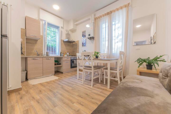 Moderan i funkcionalan dnevni boravak s opremljenom kuhinjom i udobnom sofom za dodatne goste.

