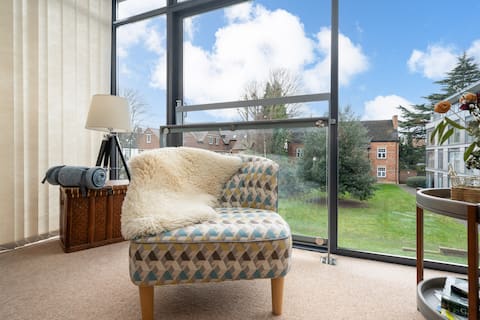 Central Apt-Near London Train-Free Secure Parking