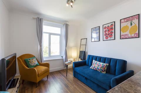 Top performing Airbnb: Vibrant one bed flat near the sea in Havant