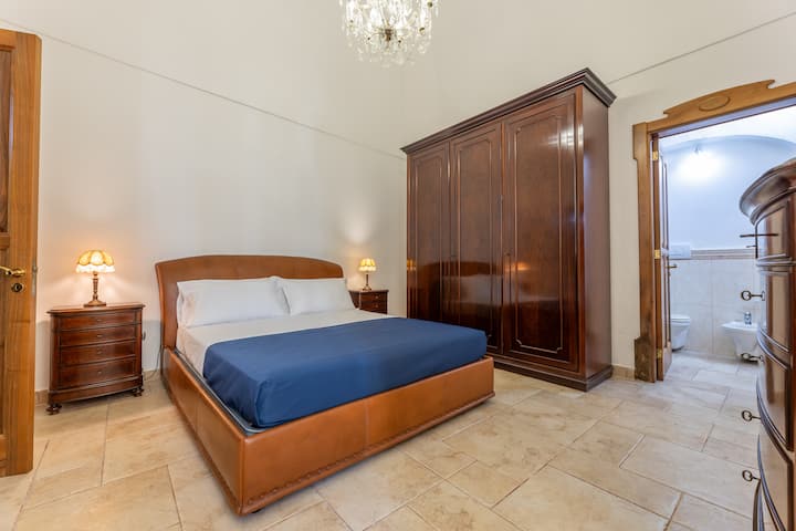 Четвърта спалня със самостоятелна баня