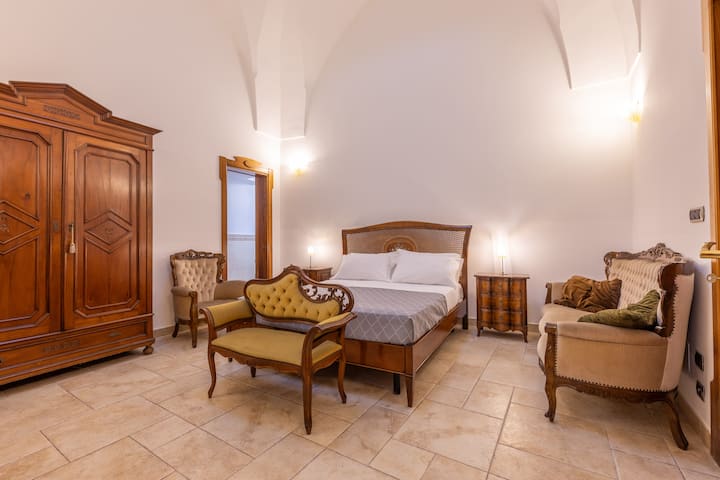 Трета двойна спалня с антични мебели и самостоятелна баня