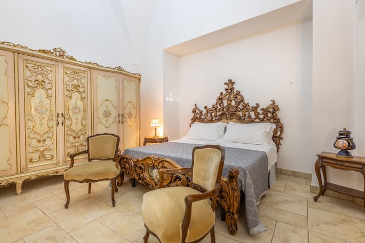 Първа спалня с ретро мебели