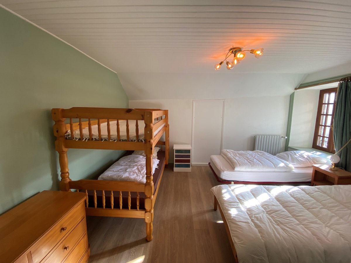 ห้องนอน 3 ที่เรียกว่า "ห้องสีเขียว" บนชั้นสองมี 4 เตียงผู้ใหญ่หรือเด็ก 0.90 เตียงตู้เสื้อผ้าและโต๊ะข้างเตียง 2 ตัว
มีเตียงเด็กเล็กให้บริการเพิ่มเติมตามคำขอ
เตียงที่สร้างขึ้นเพื่อความสะดวกสบายของผู้เข้าพัก 