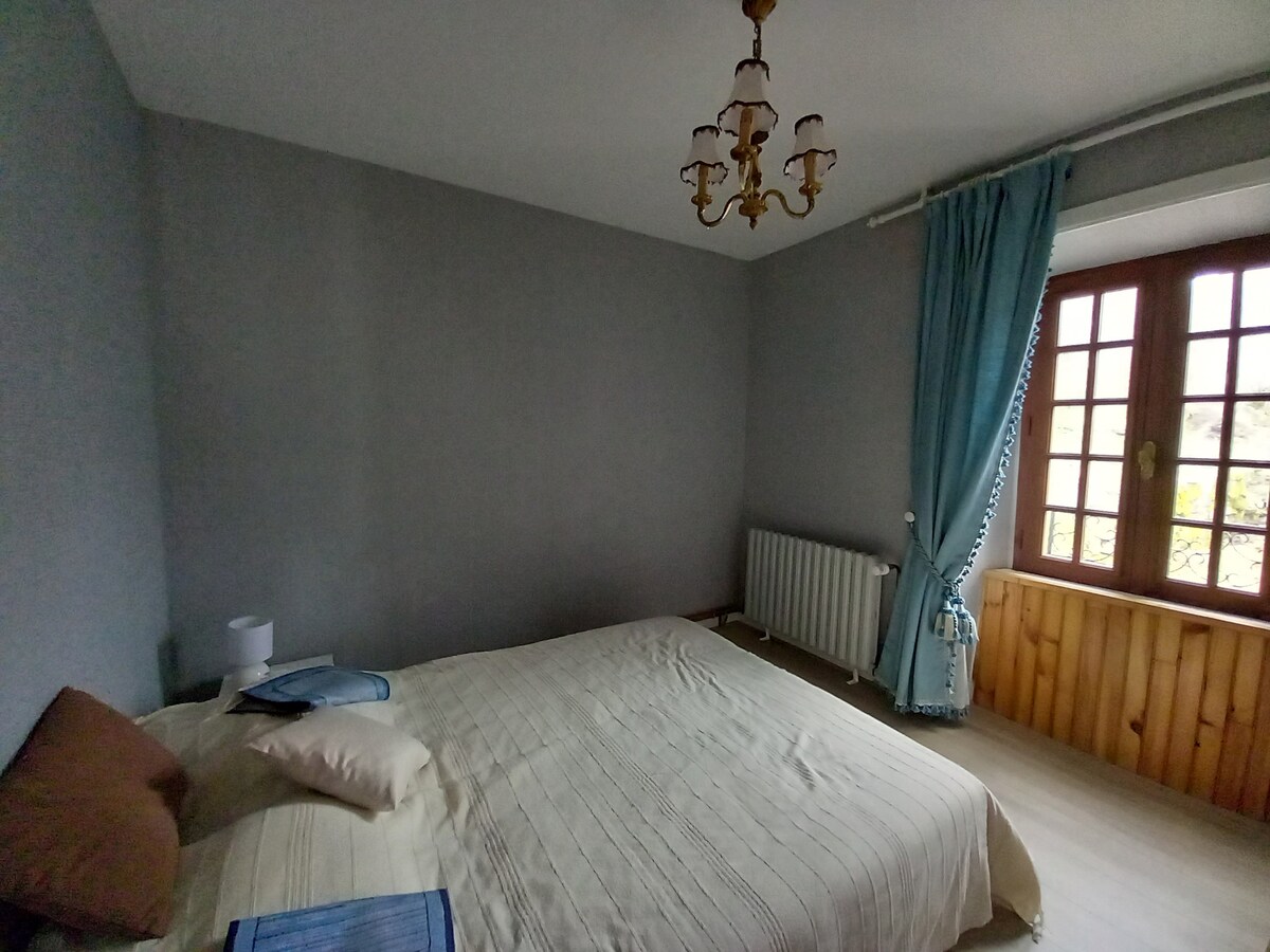 ห้องนอน 2 ที่เรียกว่า "ห้องบลูเบอร์รี่" ที่ชั้น 1 ทางซ้ายตู้เสื้อผ้าขนาดใหญ่ด้านขวามีไม้แขวนเสื้อและที่เก็บของประตูกระเป๋าเดินทางแบบพับได้โต๊ะข้างเตียง 2 ตัวพร้อมโคมไฟข้างเตียง
เตียงที่จัดเตรียมไว้เพื่อความสะดวกสบายของผู้เข้าพัก 