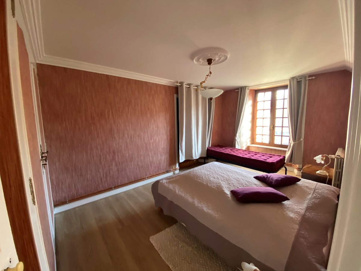 ห้องนอน 1 (" ป๊อปปี้) ชั้น 1 ขวา: เตียง
1.60 ม. + เตียงเด็ก (1.90 X 0.70) ที่สามารถใช้เป็นโซฟาได้  
เตียงที่เจ้าของที่พักจัดเตรียมไว้เพื่อความสะดวกสบายของผู้เข้าพัก 
+ เตียงร่มตามคำขอ
ที่เก็บของ ตู้เสื้อผ้า หมอน ผ้าห่มเสริม 