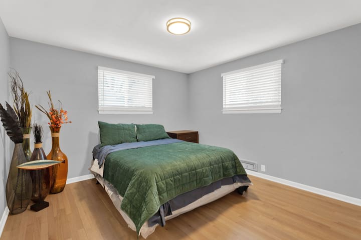 • Cama doble doble tamaño Queen
• Un armario.
• Lámpara con estación de carga
• Despertador
nivel ⟬superior⟭