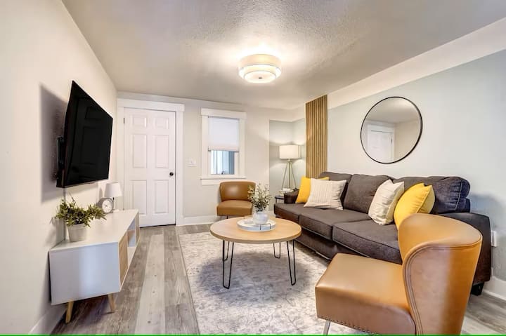 Contemp, Quaint Entire 2bd Unit! - Colorado Springs, CO