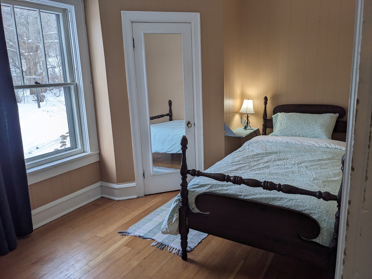 سريرين مفردين.