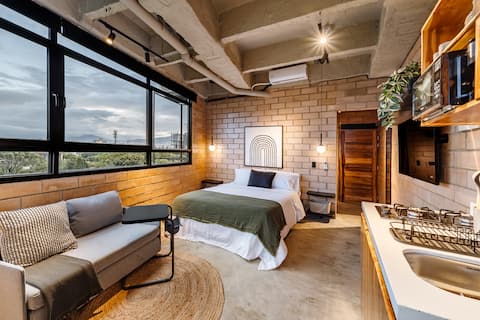 Modern Comfort: A/C, Wi-Fi, Prime Location 602